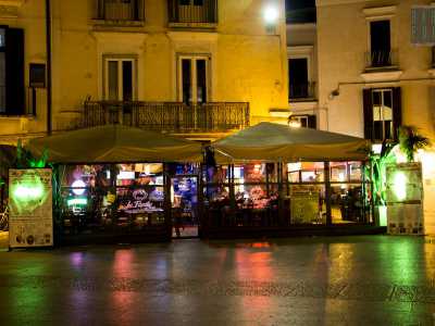 ...per prosegure con un locale che utilizza luci al neon verde �shocking� per illuminare i suoi grandi cartelloni
